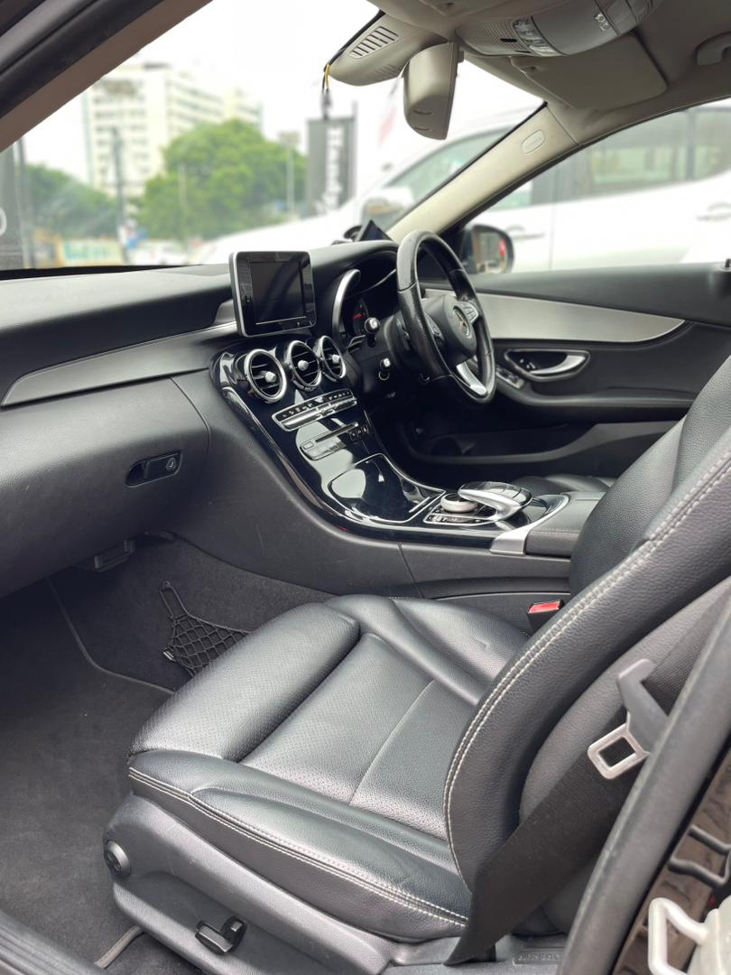 Mercedes Benz C180 Interior